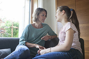 Mujer y una adolescente hablando.